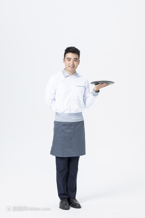 专业餐饮服务中的男性服务员托盘技巧