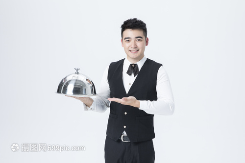 餐饮服务中的男性服务员托盘艺术